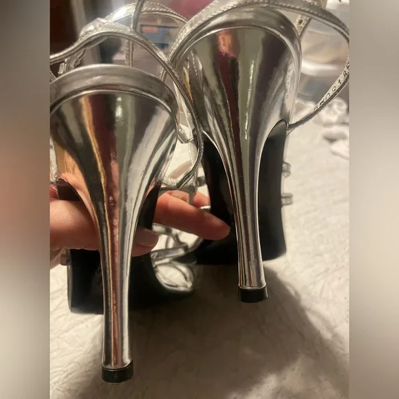 • Stuart Weitzman Metallic Silver  Leather Sandals size 9 - Picture 10 of 12